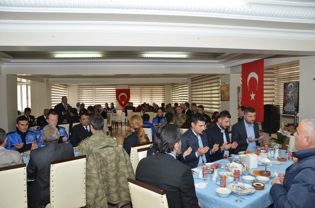 Şehit aileleri ve gaziler onuruna yemek 12