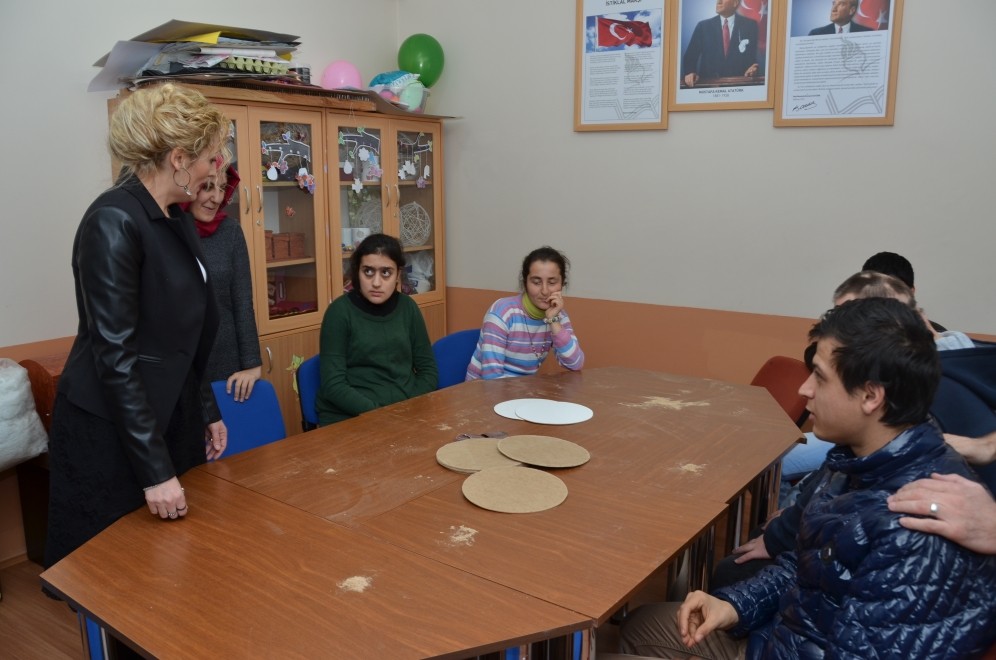 Bayan Yavuz’dan İşitme Engelliler Derneği ve özel öğrencilere ziyaret 5