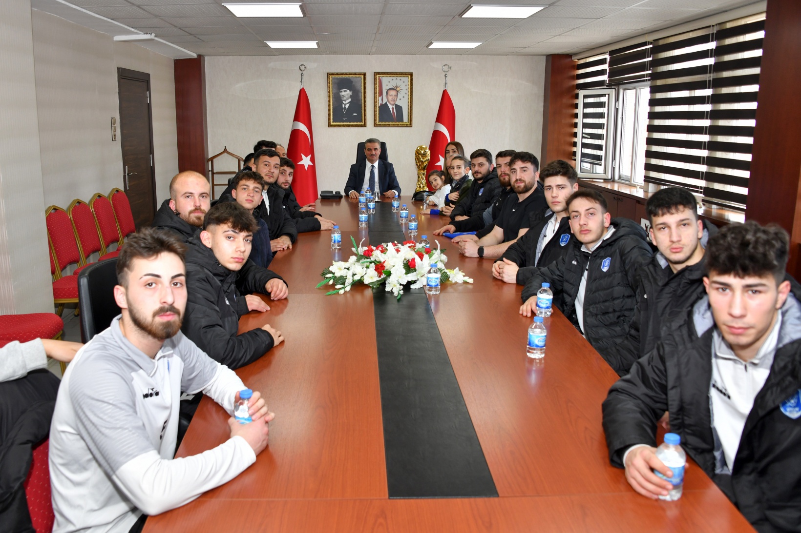 Vali Baruş, şampiyon takımı kabul etti 4