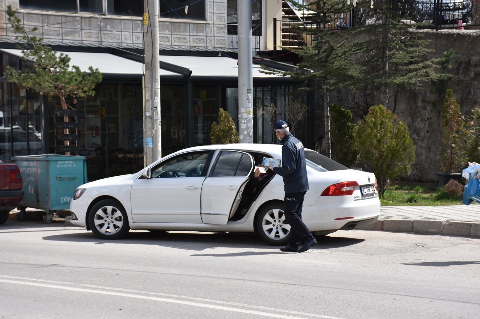 Gümüşhane Belediyesi vatandaşlara maske dağıttı 2