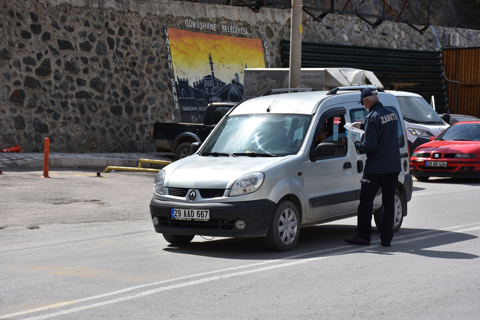 Gümüşhane Belediyesi vatandaşlara maske dağıttı 8