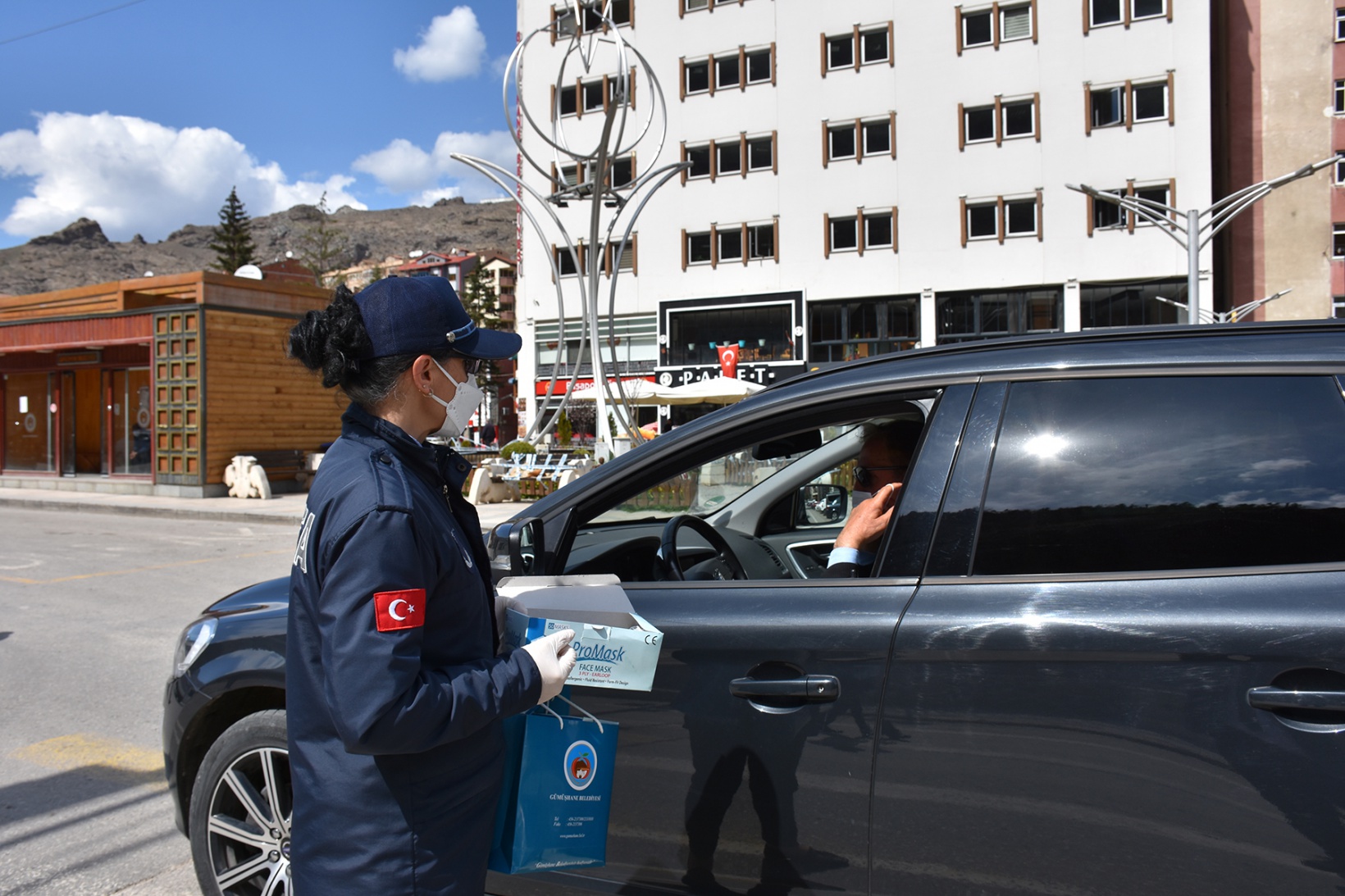 Gümüşhane Belediyesi vatandaşlara maske dağıttı 1
