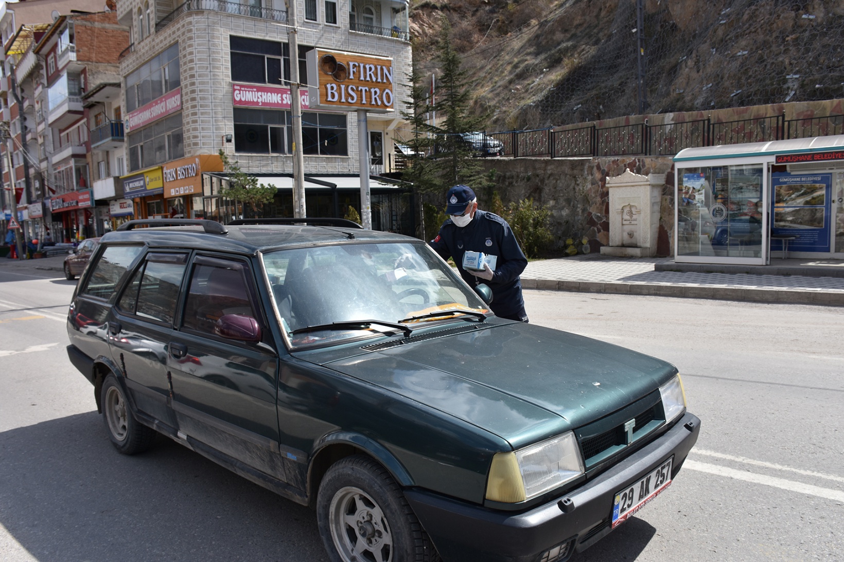 Gümüşhane Belediyesi vatandaşlara maske dağıttı 6