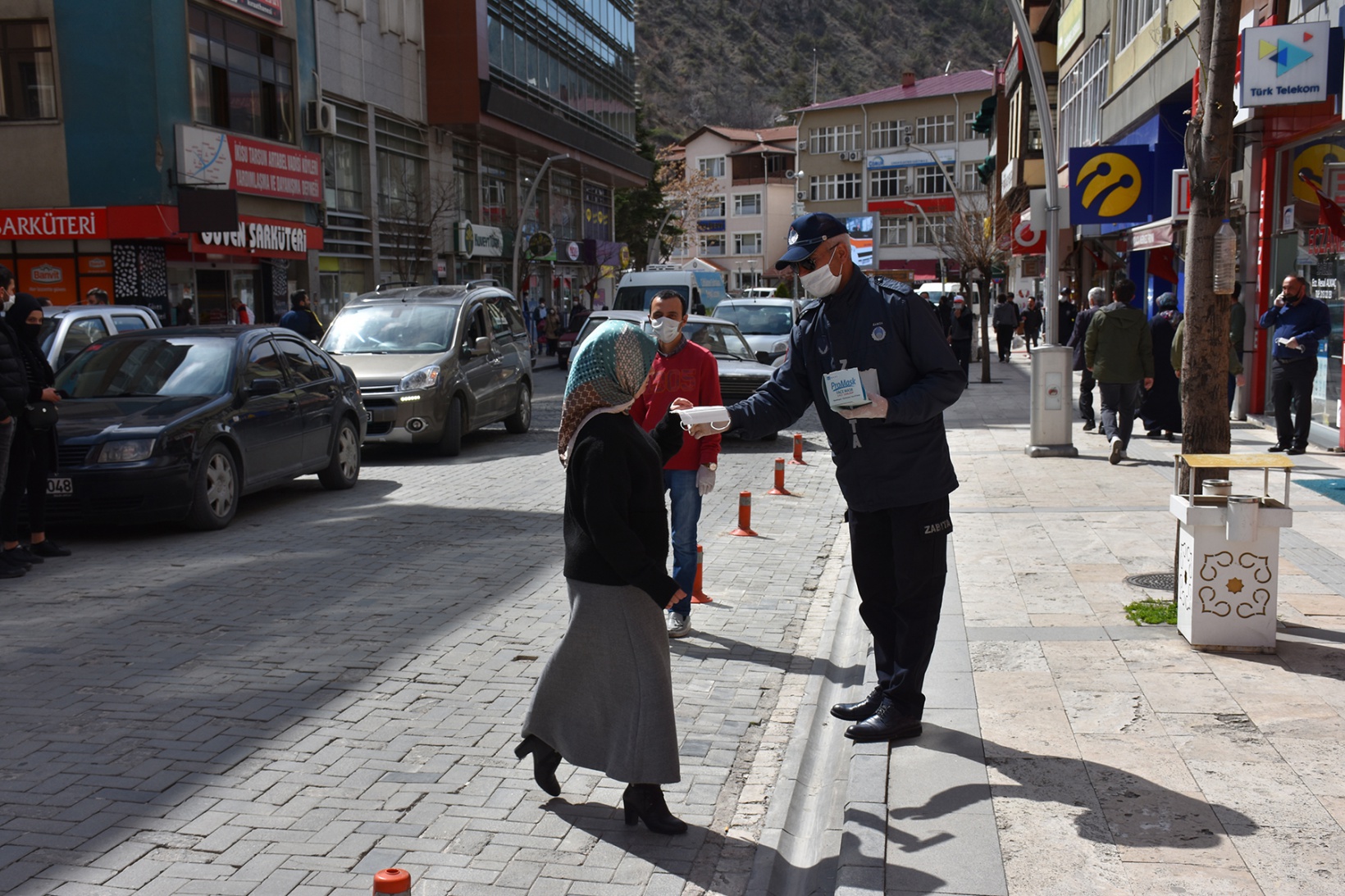 Gümüşhane Belediyesi vatandaşlara maske dağıttı 3