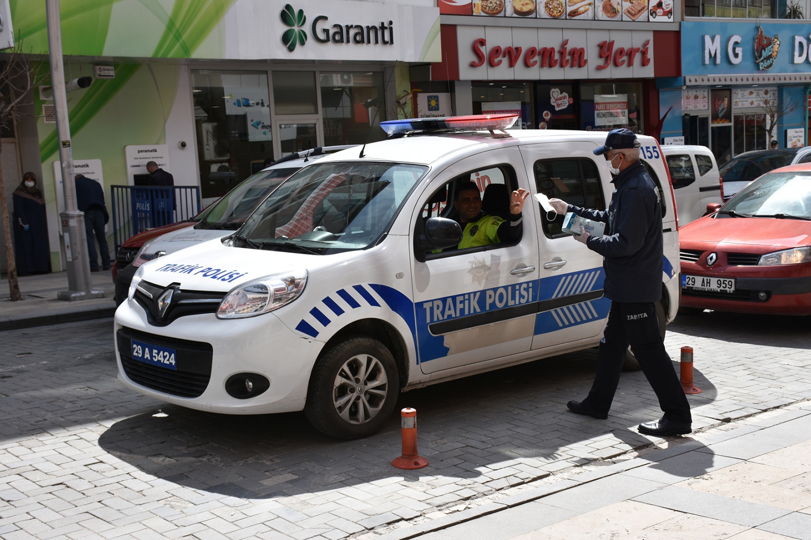 Gümüşhane Belediyesi vatandaşlara maske dağıttı 7