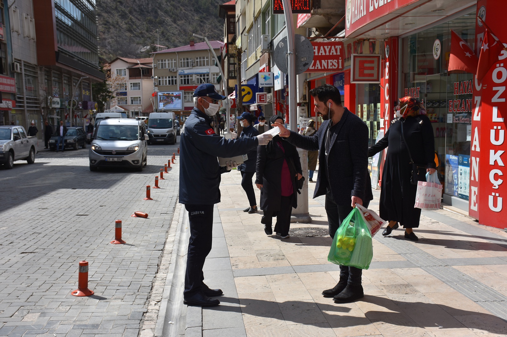 Gümüşhane Belediyesi vatandaşlara maske dağıttı 10