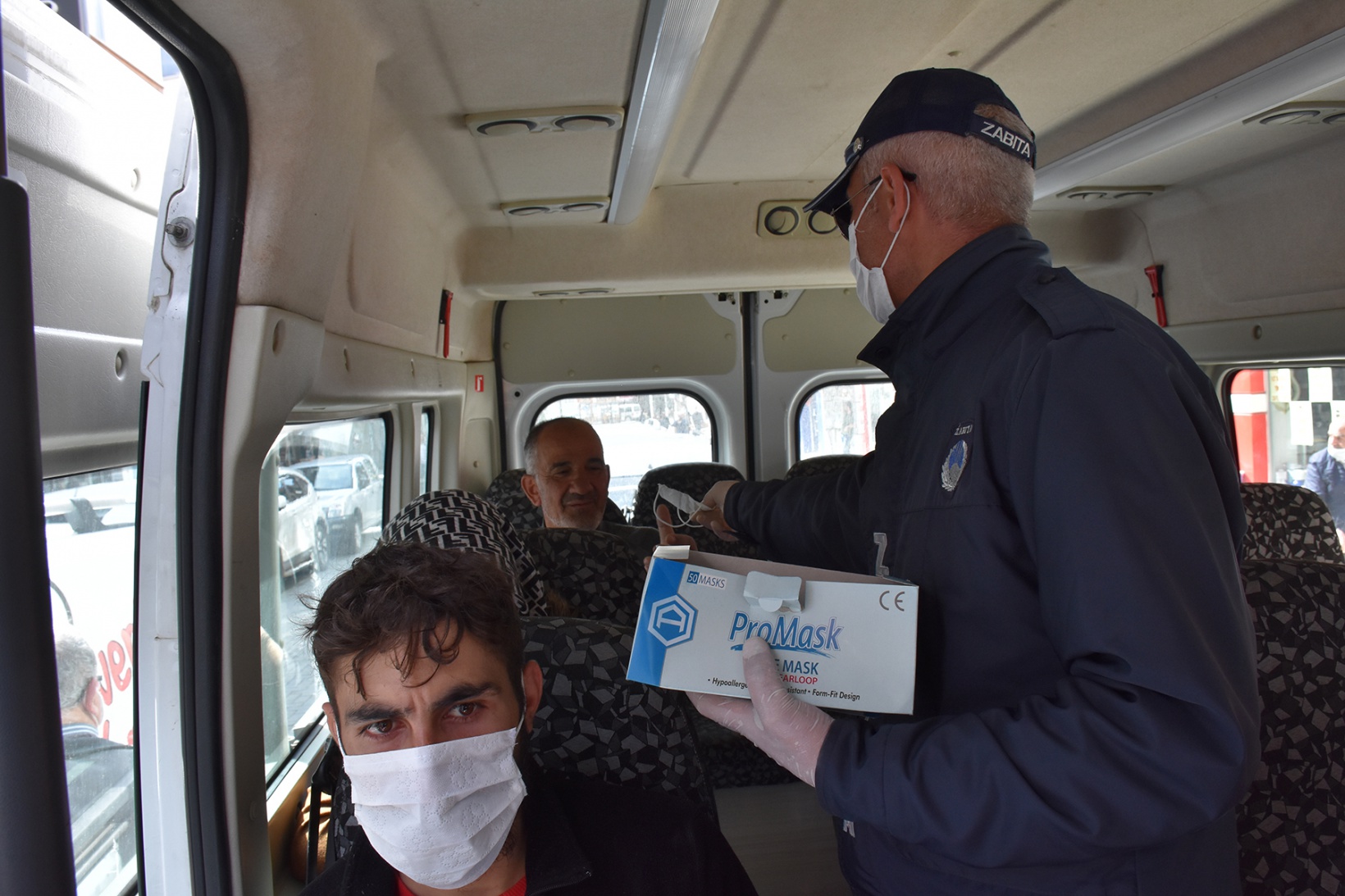 Gümüşhane Belediyesi vatandaşlara maske dağıttı 9