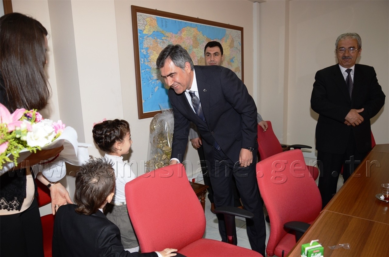 Minik Öğrenciler Protokol Üyelerini Ziyaret Ediyor 1