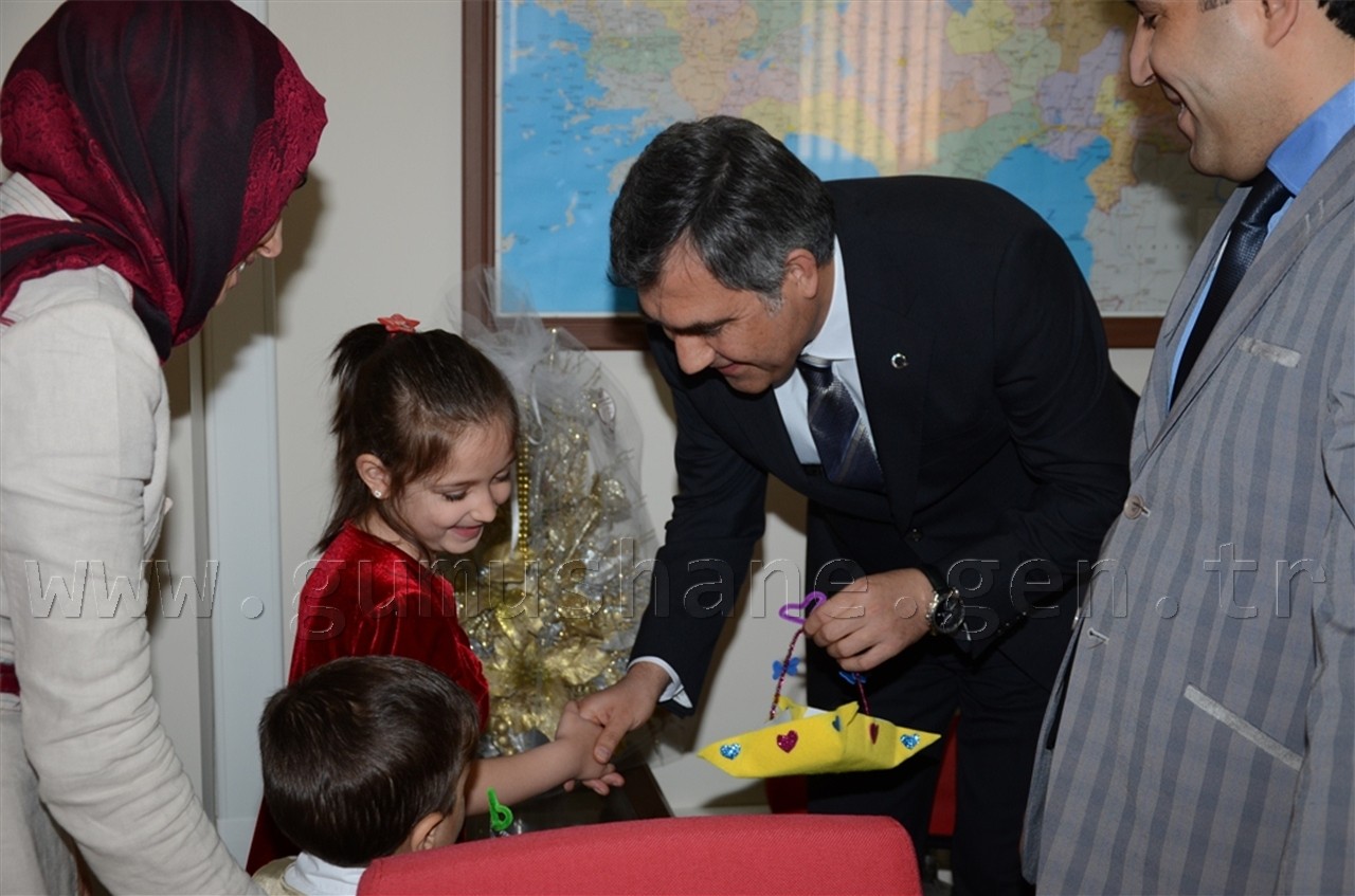 Minik Öğrenciler Protokol Üyelerini Ziyaret Ediyor 3