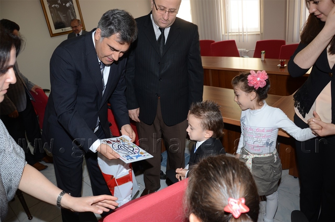 Minik Öğrenciler Protokol Üyelerini Ziyaret Ediyor 6