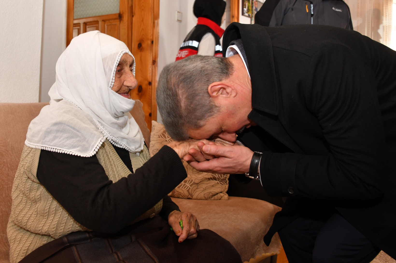 Vali Baruş’tan asırlık çınara ziyaret 1