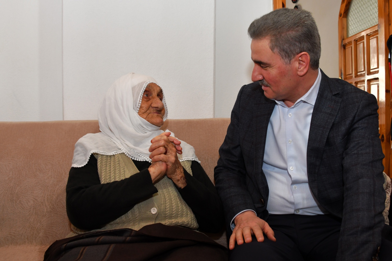 Vali Baruş’tan asırlık çınara ziyaret 6