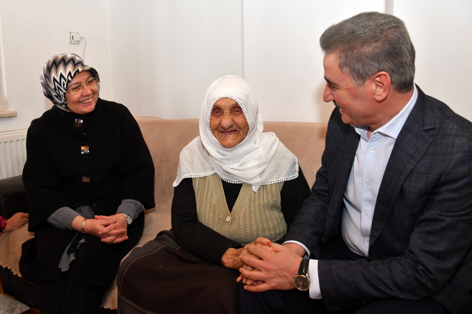 Vali Baruş’tan asırlık çınara ziyaret 2