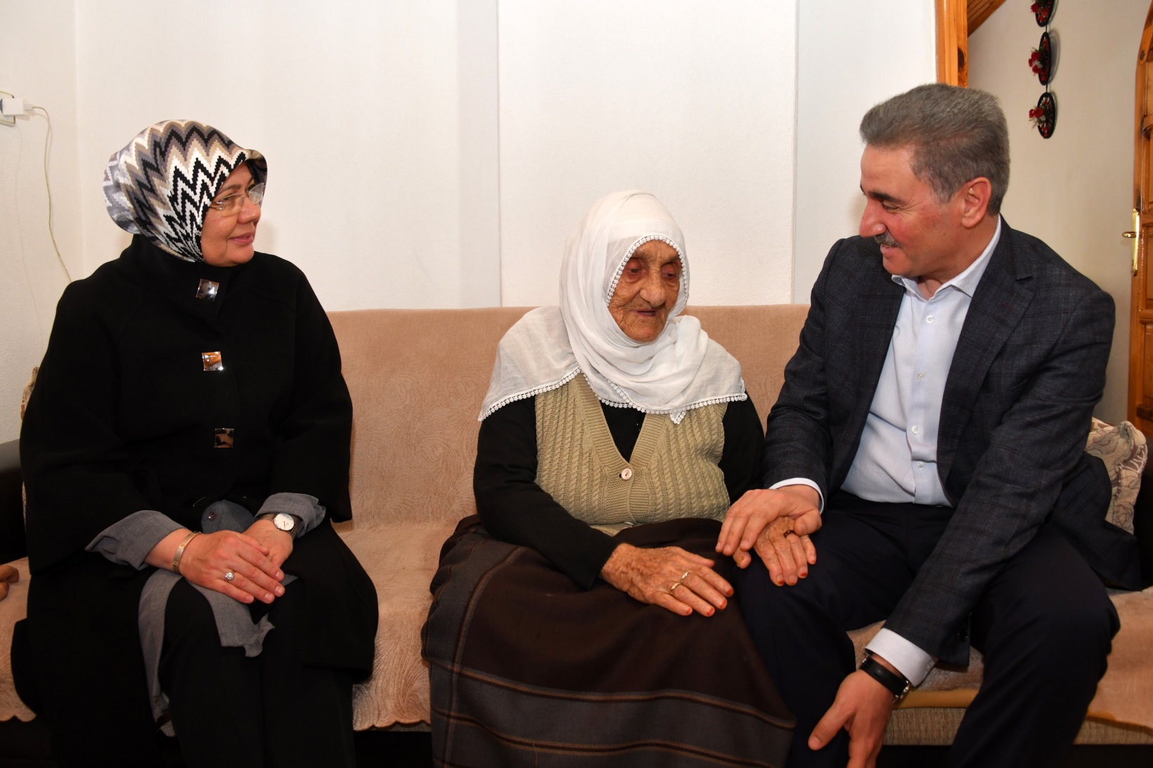 Vali Baruş’tan asırlık çınara ziyaret 4