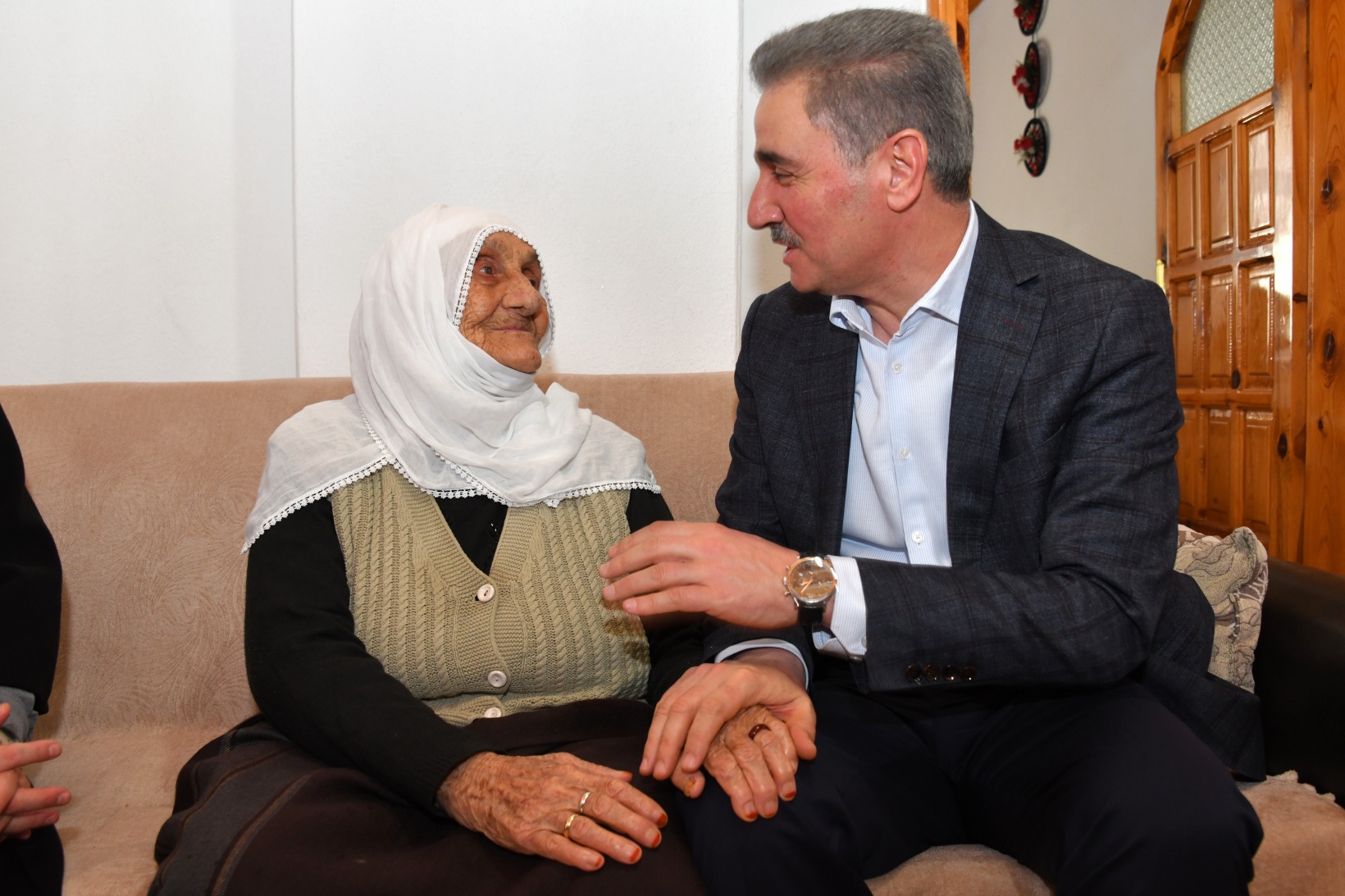 Vali Baruş’tan asırlık çınara ziyaret 7