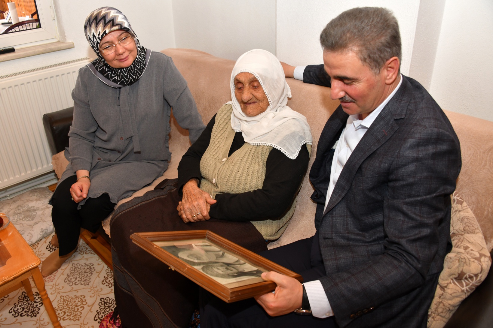 Vali Baruş’tan asırlık çınara ziyaret 3