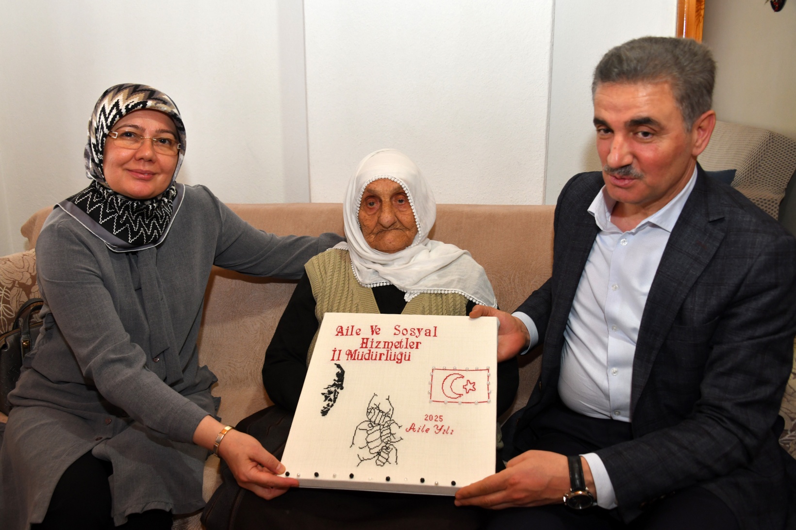 Vali Baruş’tan asırlık çınara ziyaret 5