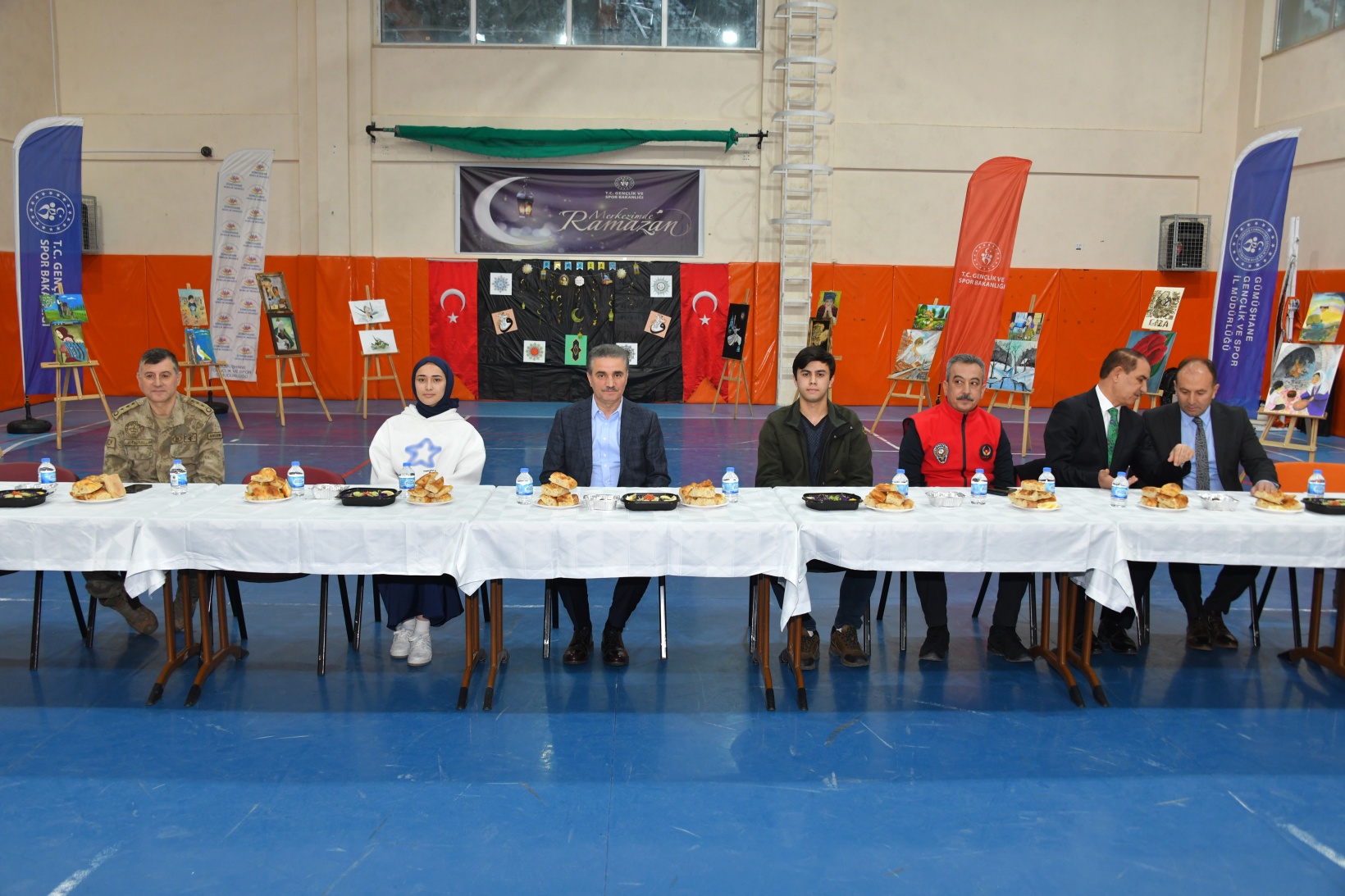 Gümüşhane protokolü iftarını gençlerle yaptı 17