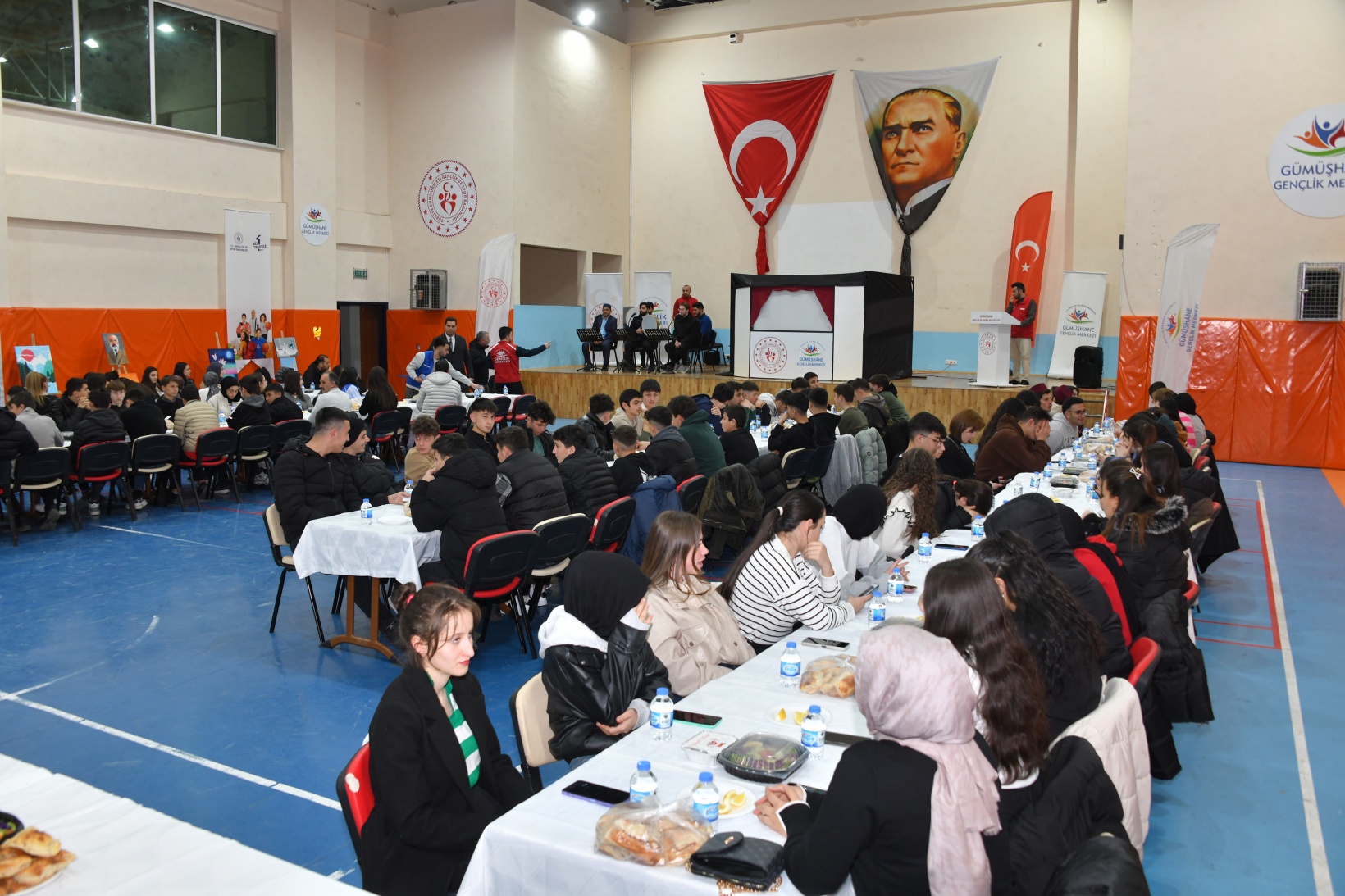 Gümüşhane protokolü iftarını gençlerle yaptı 12