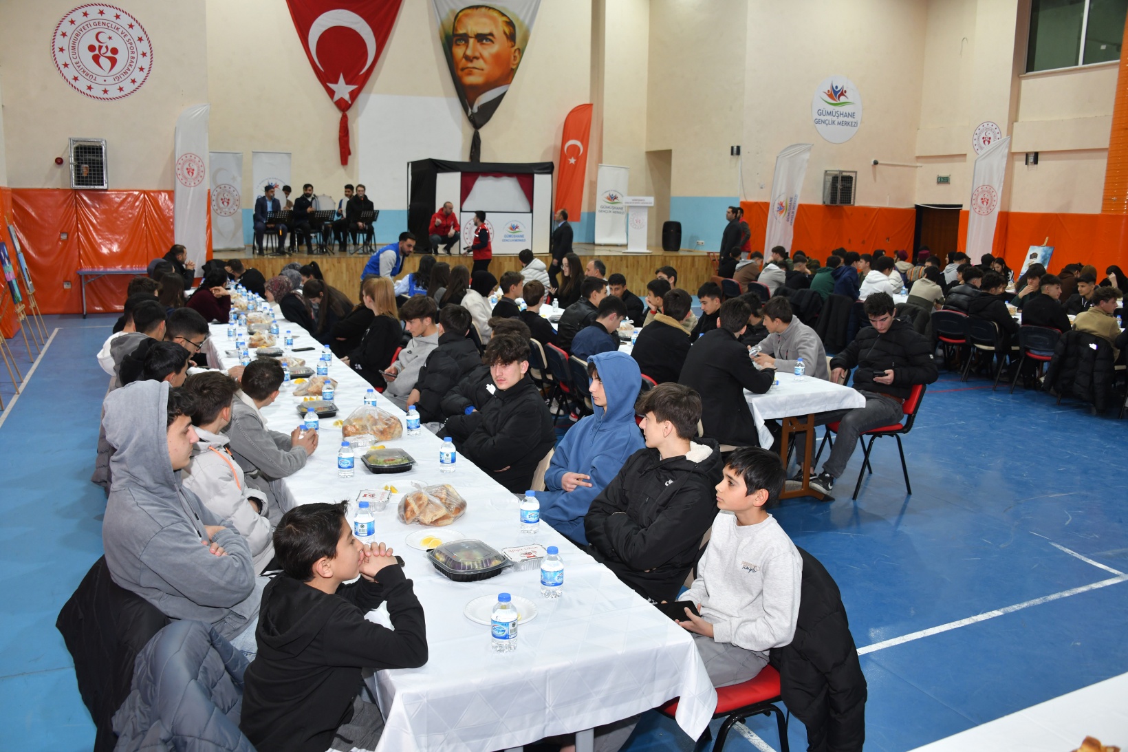 Gümüşhane protokolü iftarını gençlerle yaptı 16