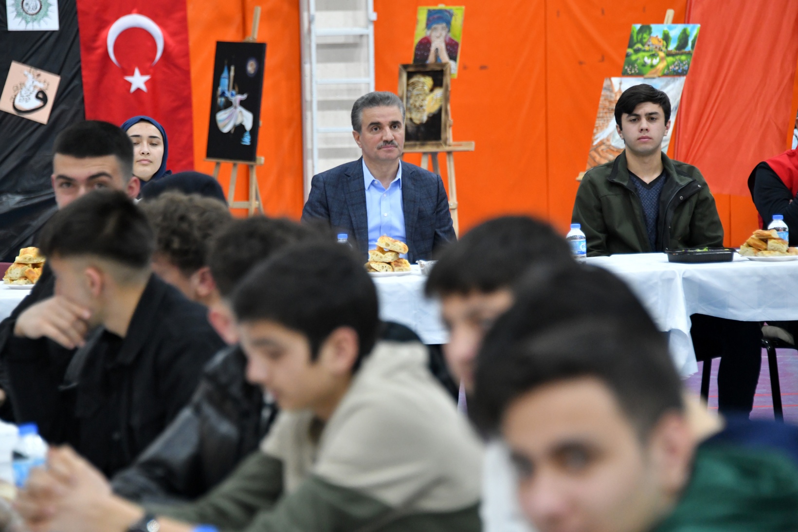 Gümüşhane protokolü iftarını gençlerle yaptı 8