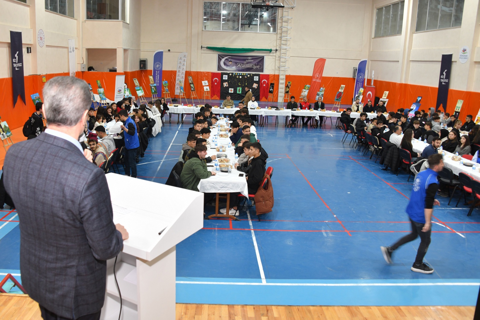 Gümüşhane protokolü iftarını gençlerle yaptı 14