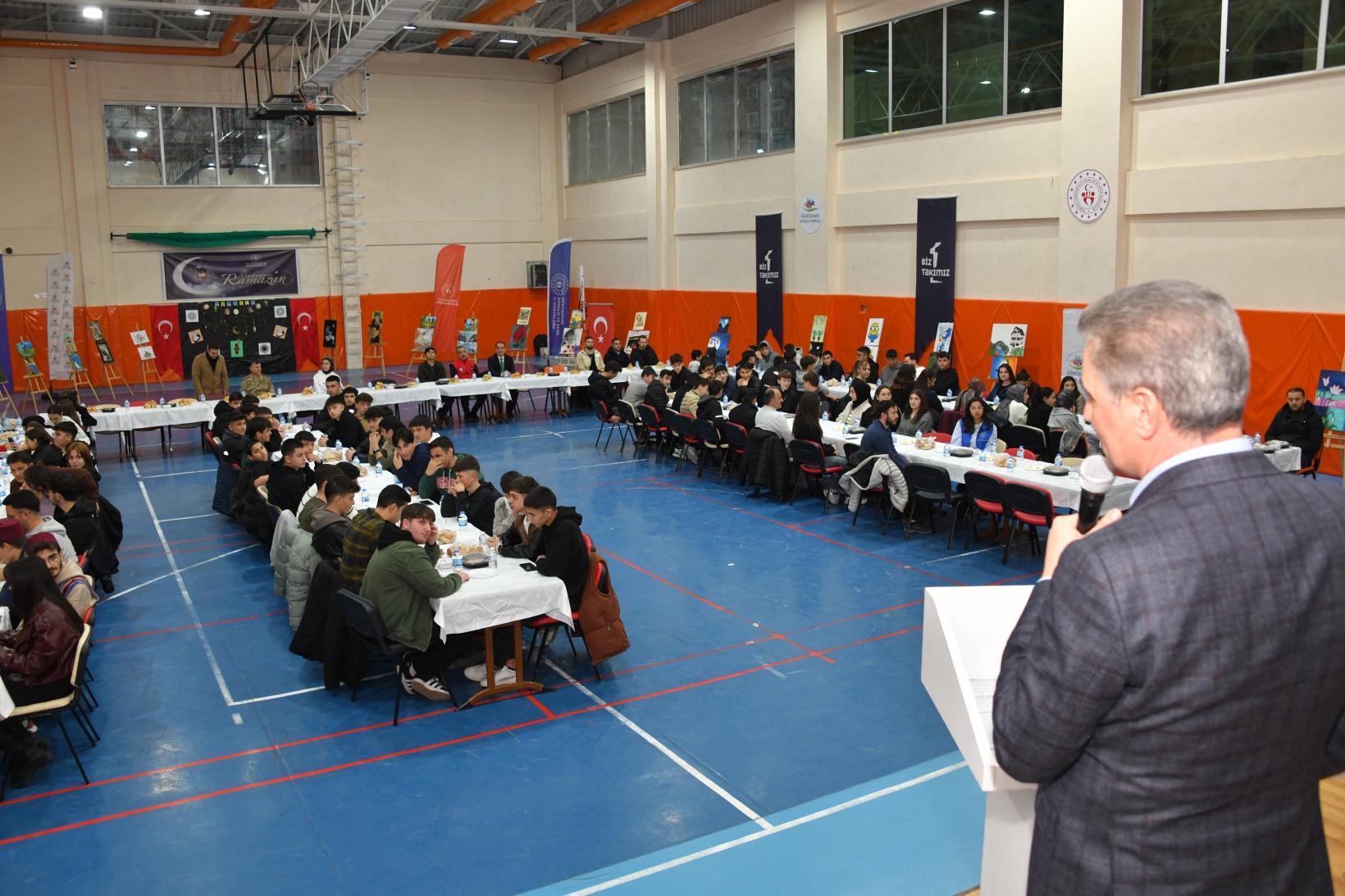 Gümüşhane protokolü iftarını gençlerle yaptı 5