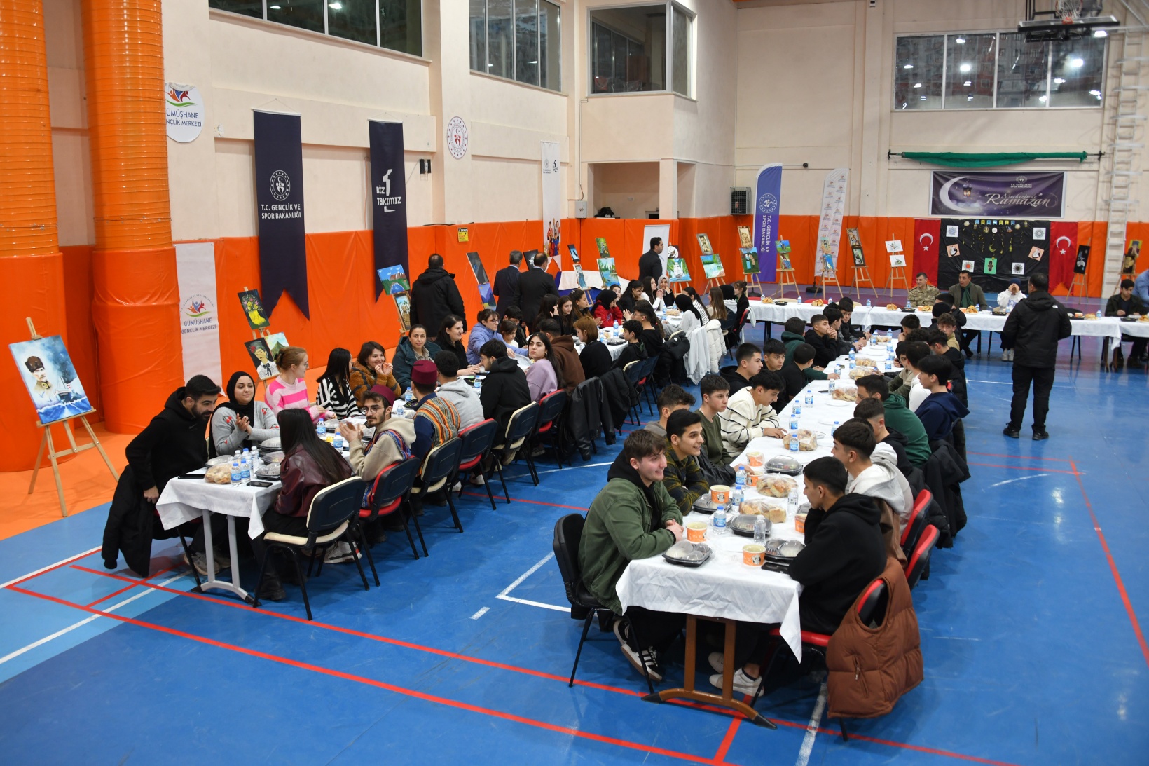 Gümüşhane protokolü iftarını gençlerle yaptı 7