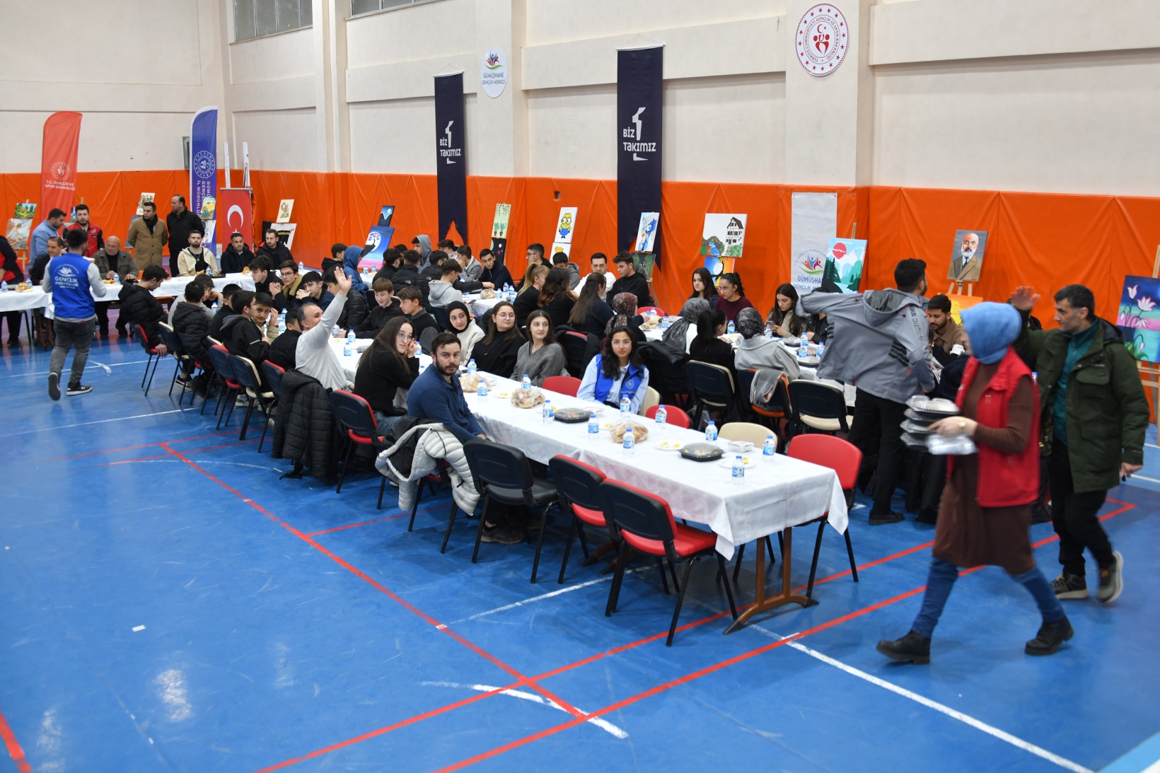 Gümüşhane protokolü iftarını gençlerle yaptı 3