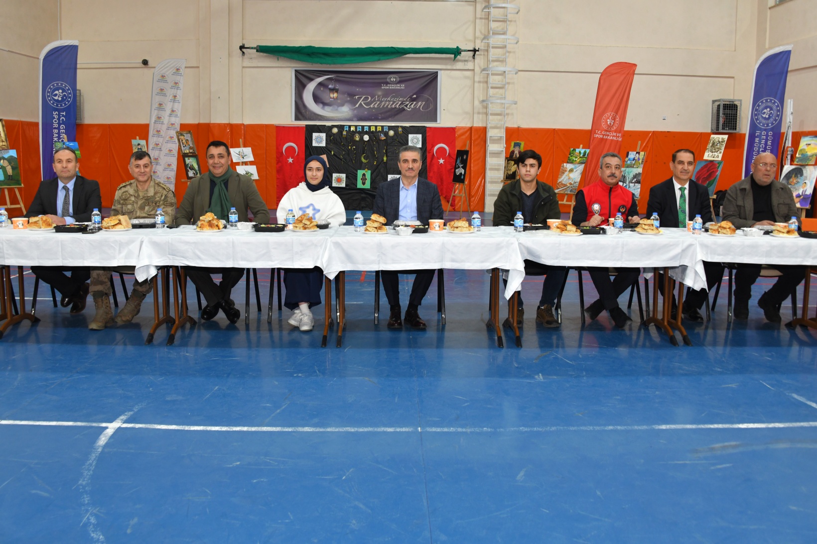 Gümüşhane protokolü iftarını gençlerle yaptı 4