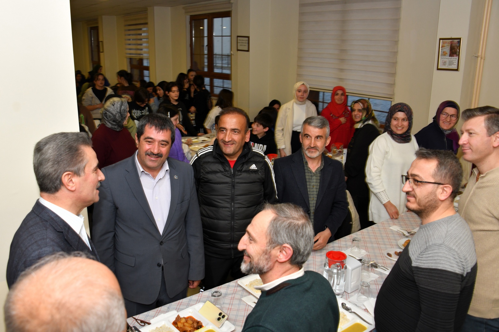 Vali Baruş, iftarını lise pansiyonunda yaptı 13