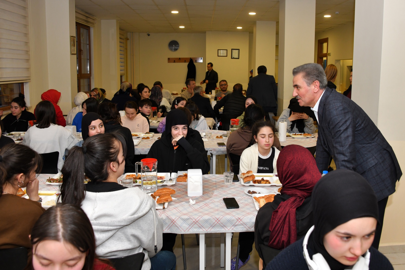 Vali Baruş, iftarını lise pansiyonunda yaptı 10