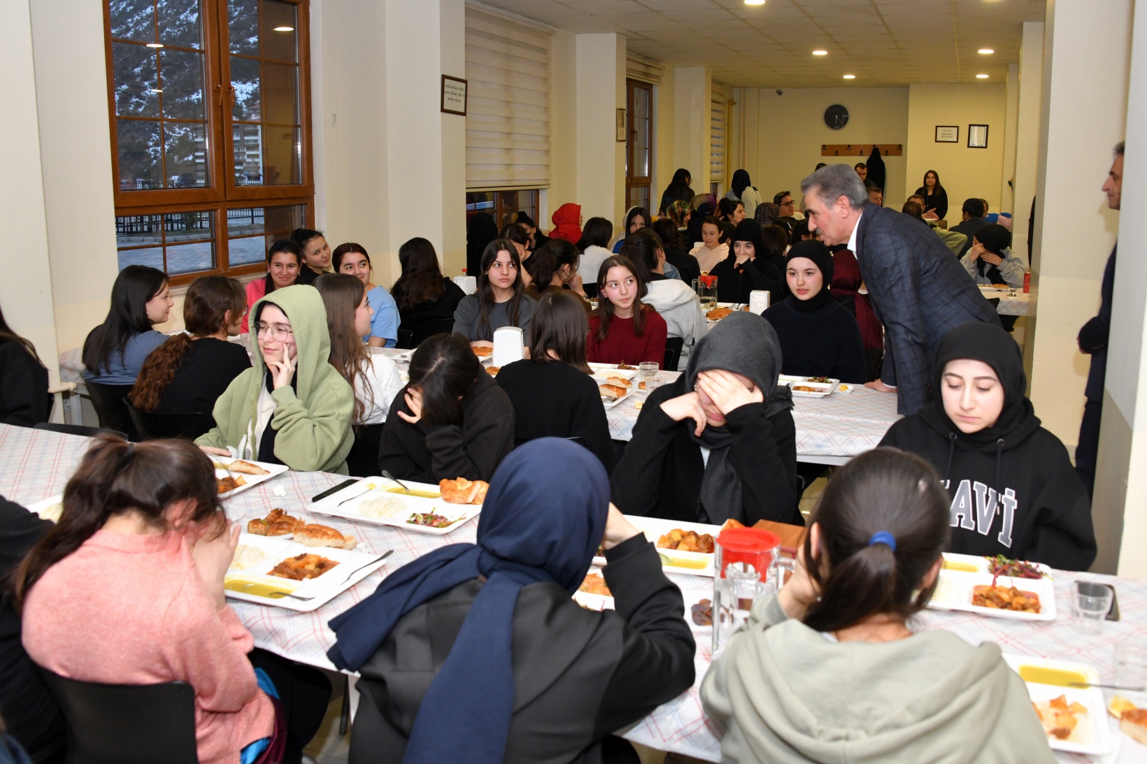 Vali Baruş, iftarını lise pansiyonunda yaptı 12