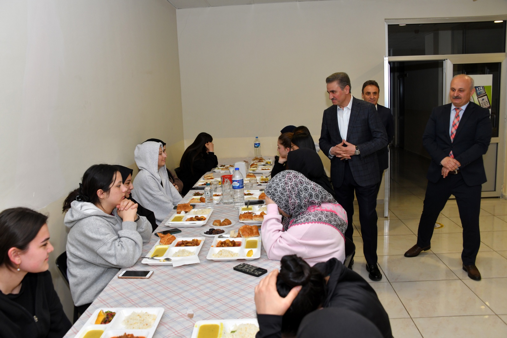 Vali Baruş, iftarını lise pansiyonunda yaptı 3