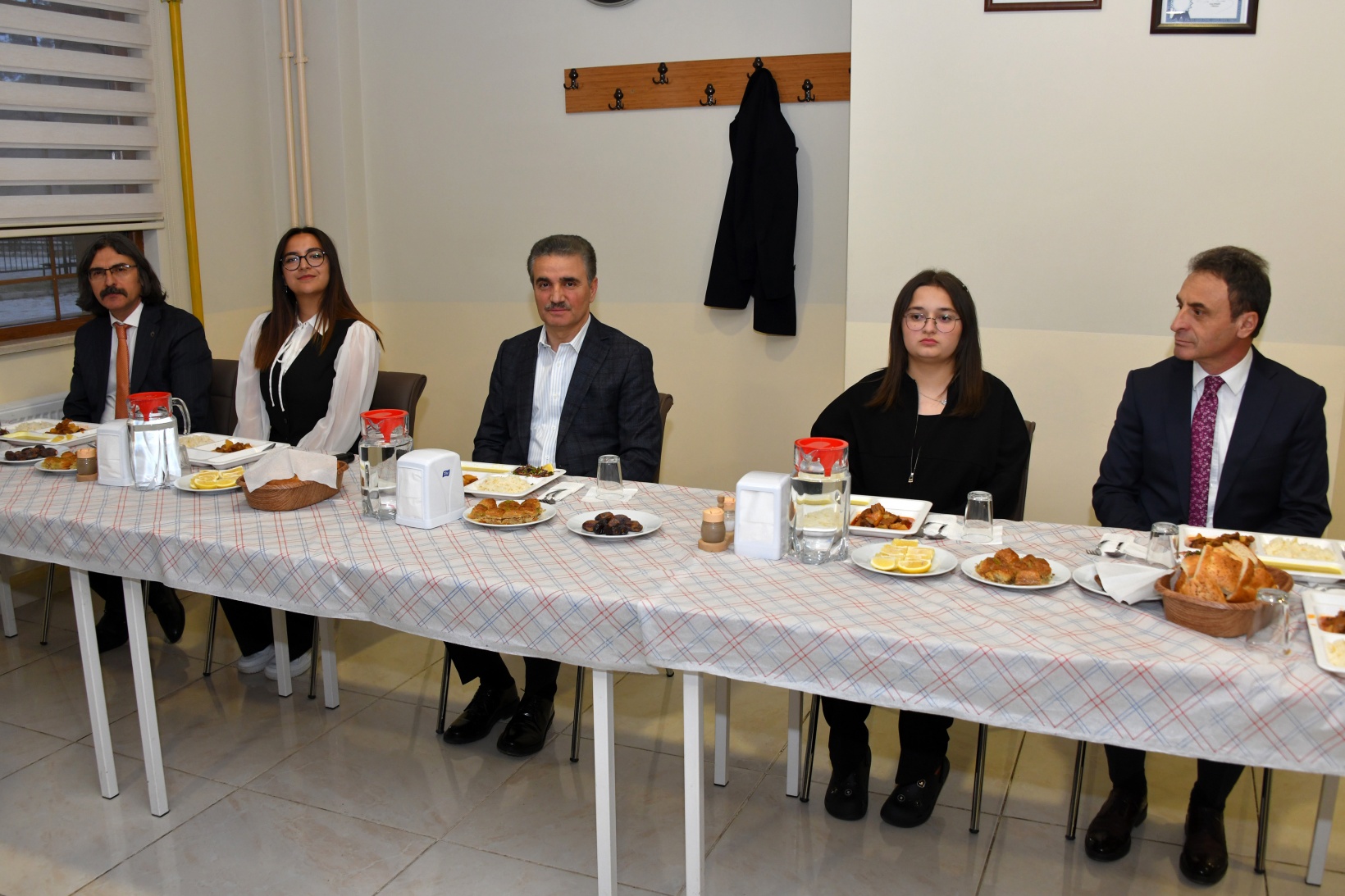 Vali Baruş, iftarını lise pansiyonunda yaptı 6