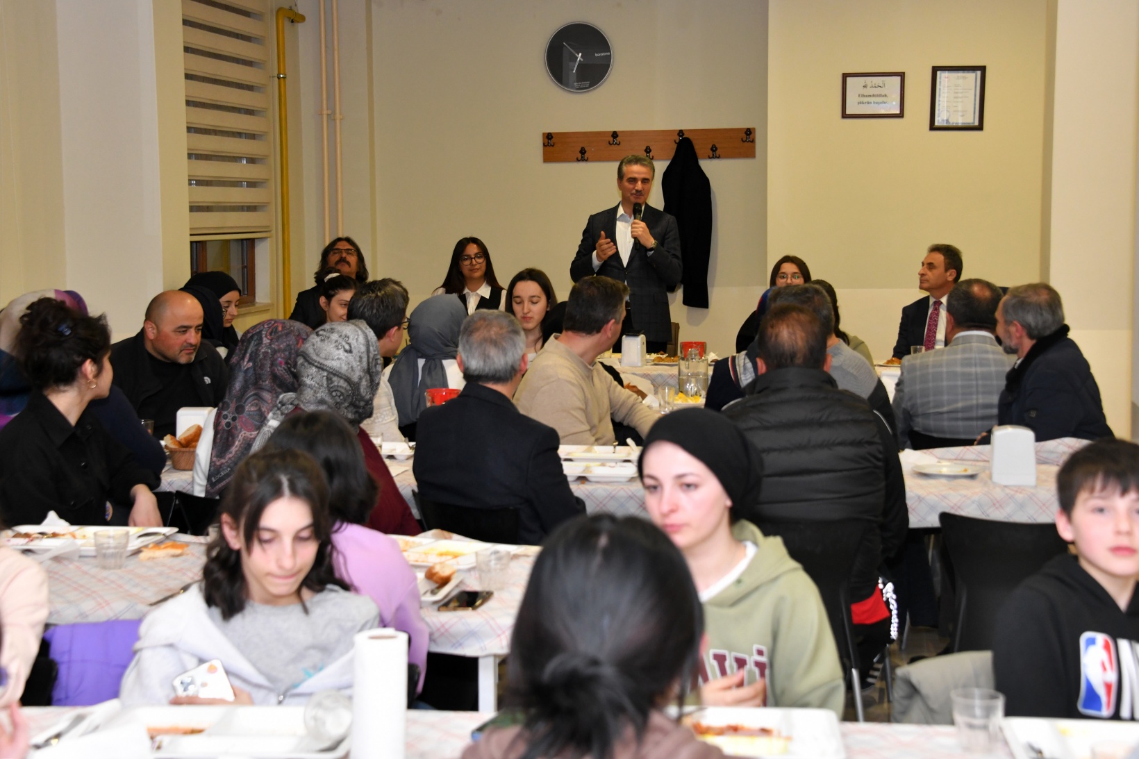 Vali Baruş, iftarını lise pansiyonunda yaptı 5