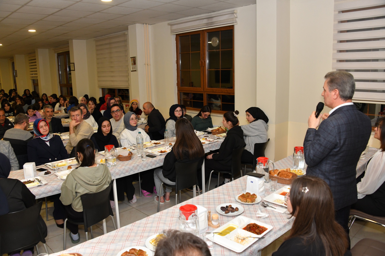 Vali Baruş, iftarını lise pansiyonunda yaptı 8