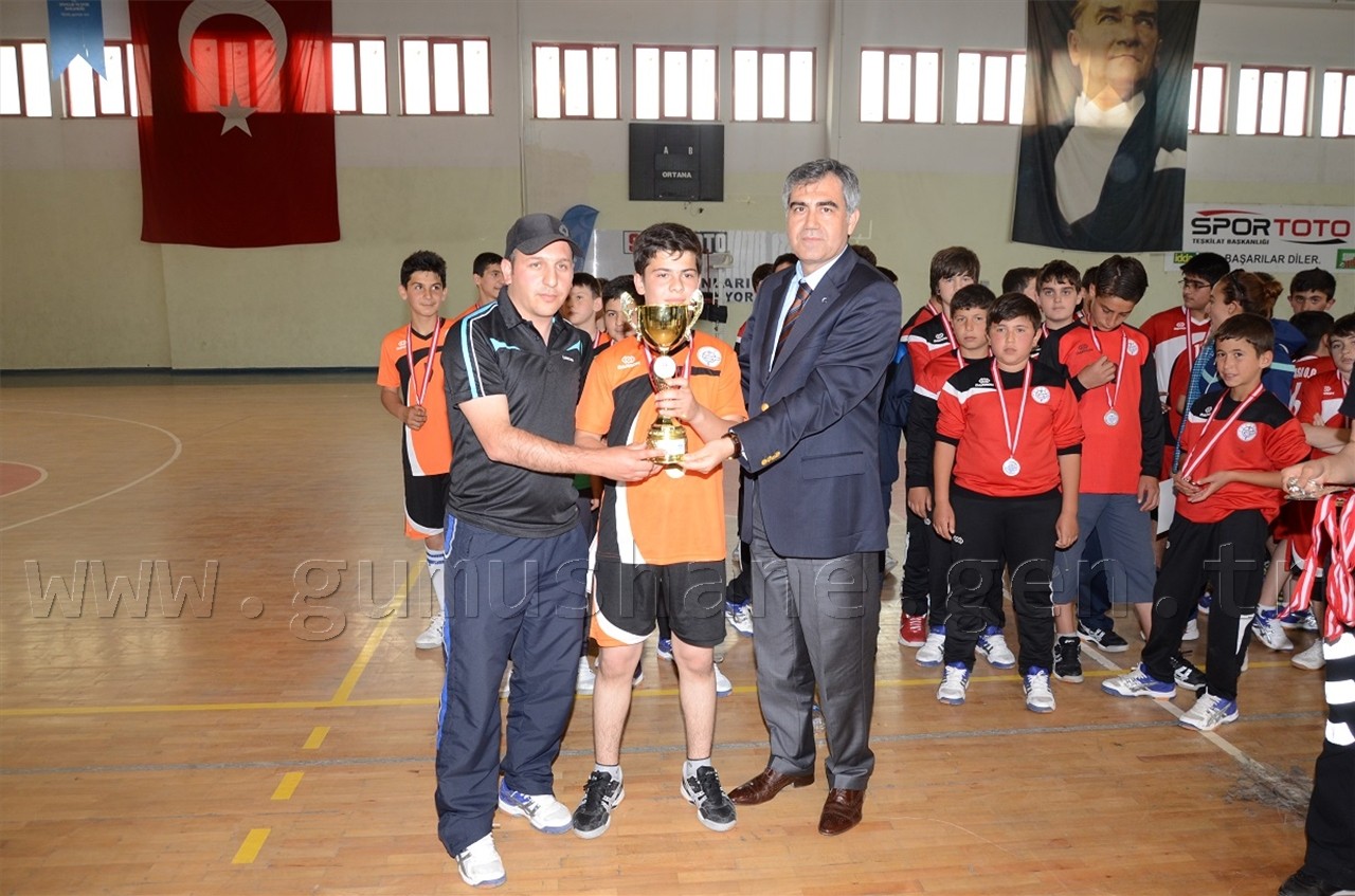 Hentbol Turnuvasında Dereceye Girenler Ödüllendirildi 1