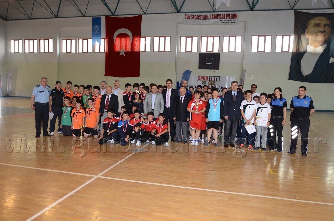 Hentbol Turnuvasında Dereceye Girenler Ödüllendirildi 2