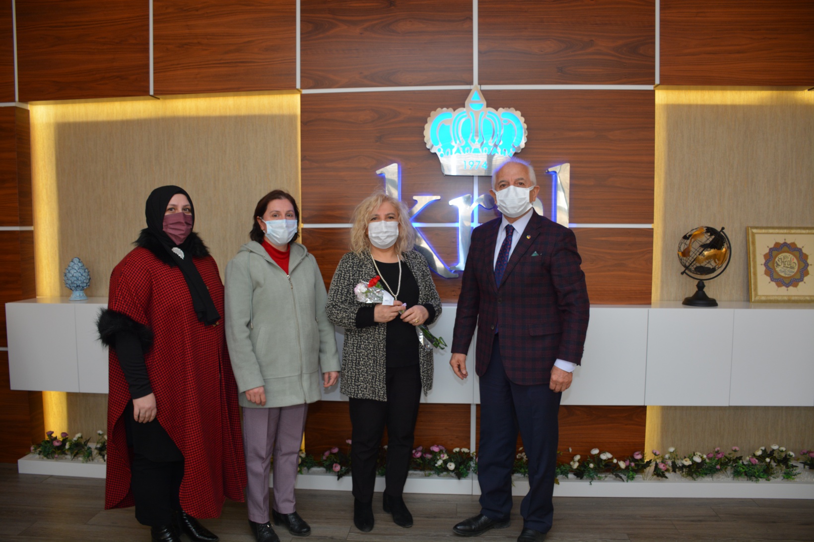 GTSO heyetinden kadın esnaf ve çalışanlarına karanfil 2