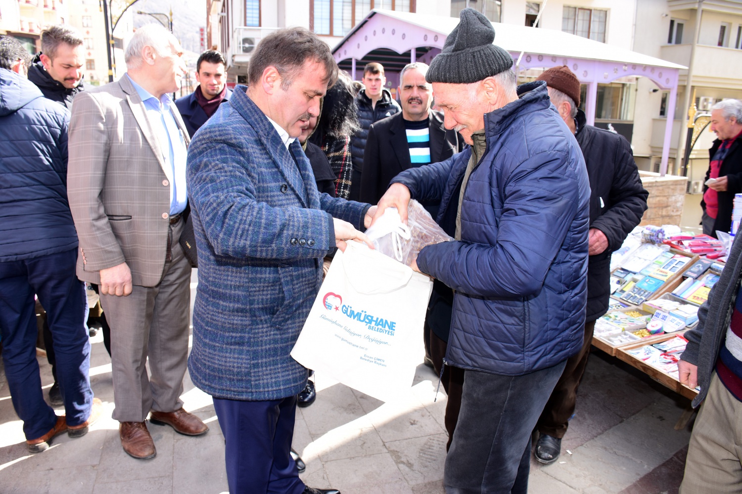Başkan Çimen pazarda vatandaşlara bez torba dağıttı 8