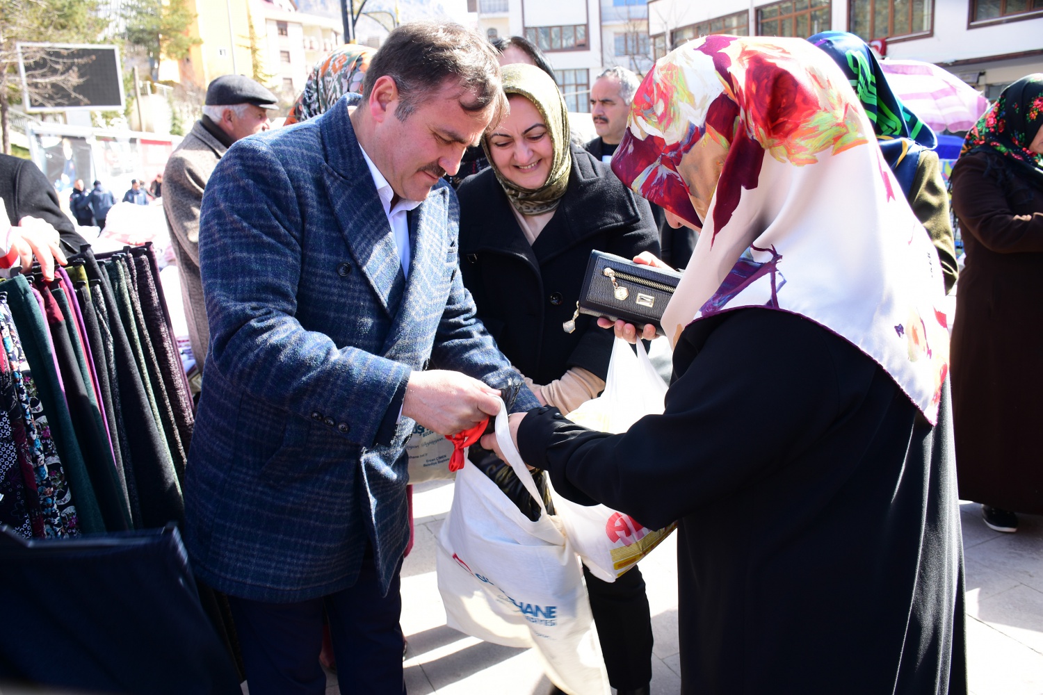 Başkan Çimen pazarda vatandaşlara bez torba dağıttı 5