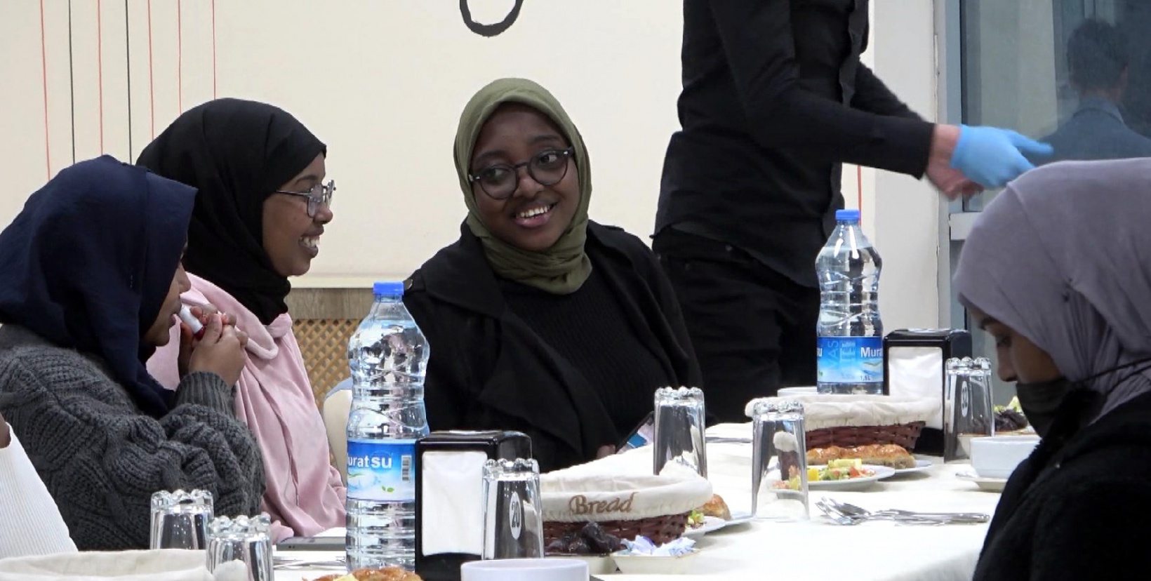 Vatanlarından onbinlerce kilometre uzakta iftar yaptılar 3