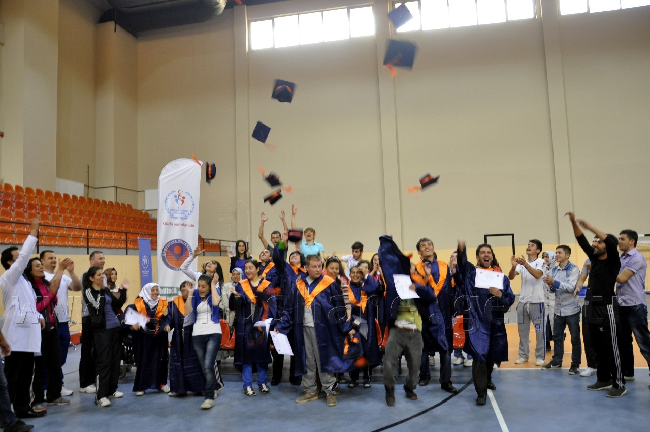 GÜ'de Engelli Öğrenciler Diploma Aldı 2