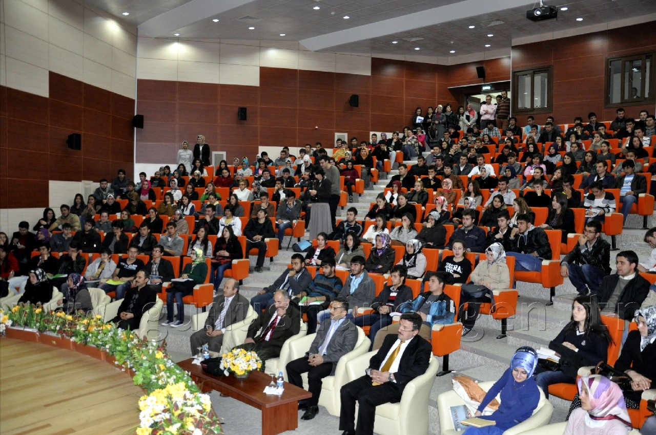 GÜ'de 'Sanatın Büyüsü ve Gençlik Konferansı' Düzenlendi 3