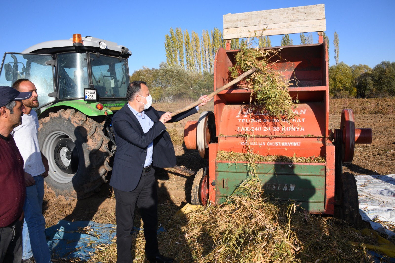 Vali Taşbilek Köse’de kuru fasulye hasadına katıldı 2