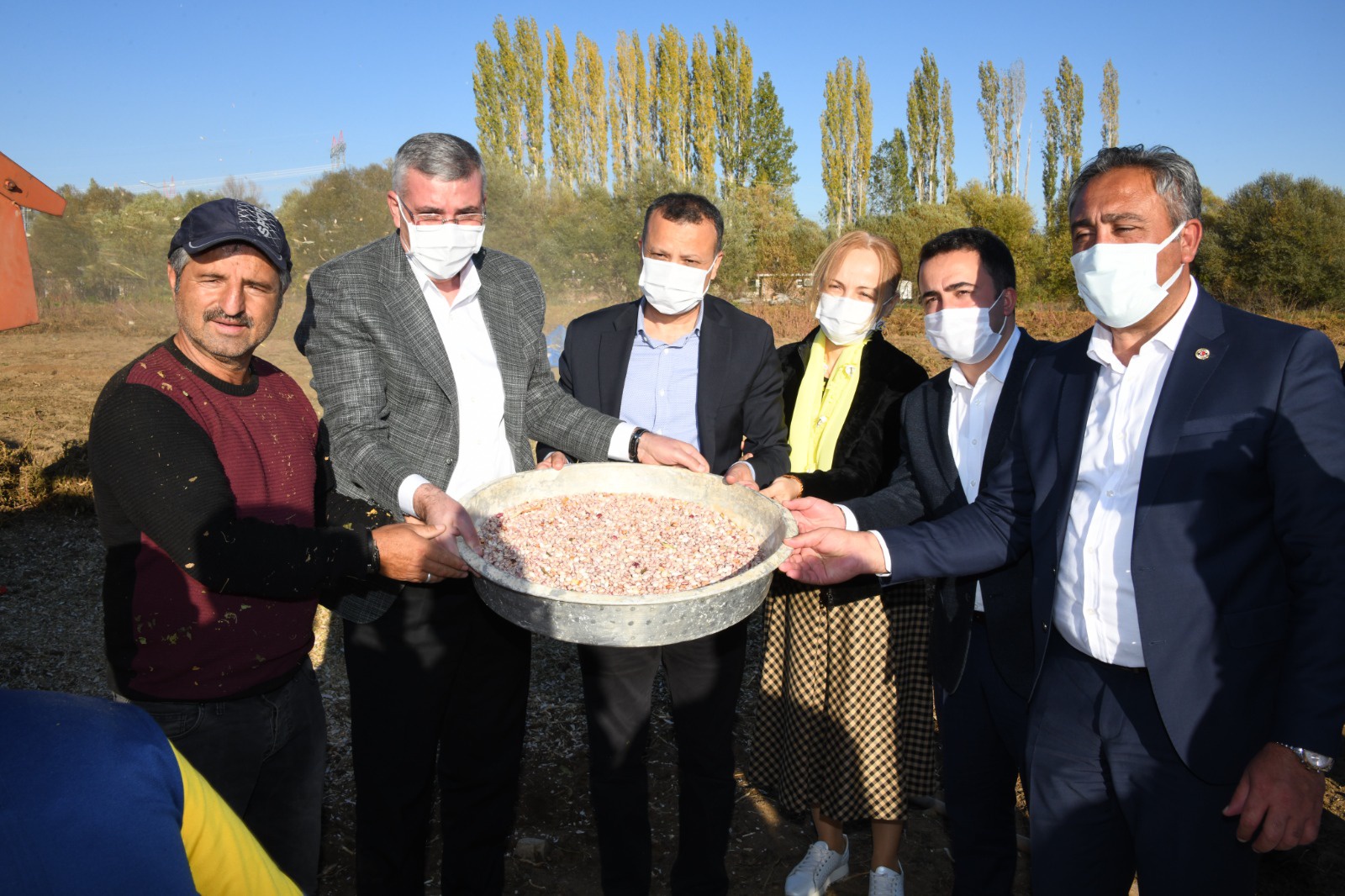 Vali Taşbilek Köse’de kuru fasulye hasadına katıldı 1