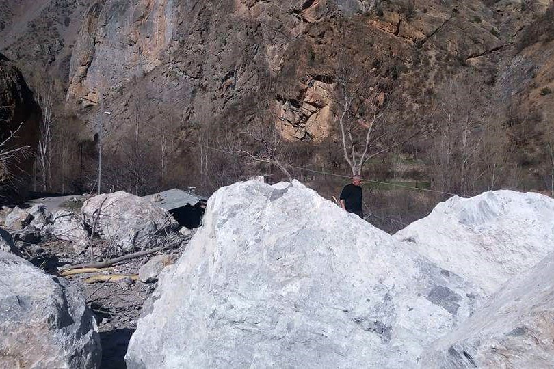 İkisu-Yağlıdere-Olucak grup yolunda heyelan 11