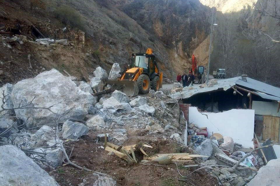 İkisu-Yağlıdere-Olucak grup yolunda heyelan 12