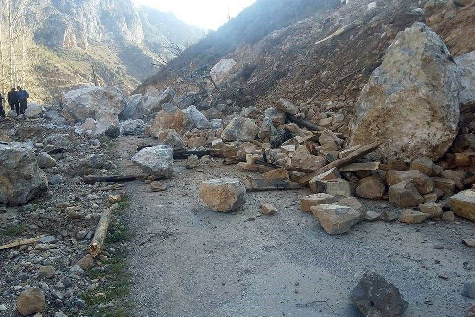 İkisu-Yağlıdere-Olucak grup yolunda heyelan 13